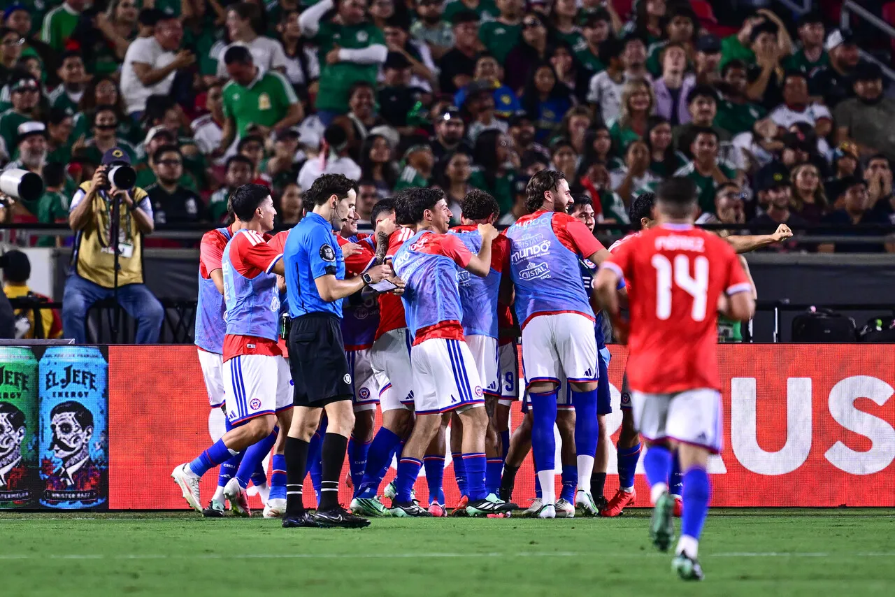 La Roja festejó en Los Ángeles tras doblegar 2-0 a México en el último amistoso de la gira (Photosport).