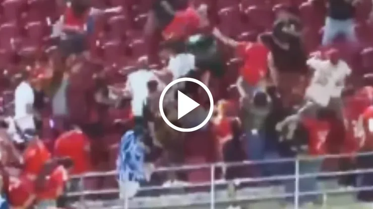 La hinchada de la Selección Chilena se involucró en una pelea vs. México.