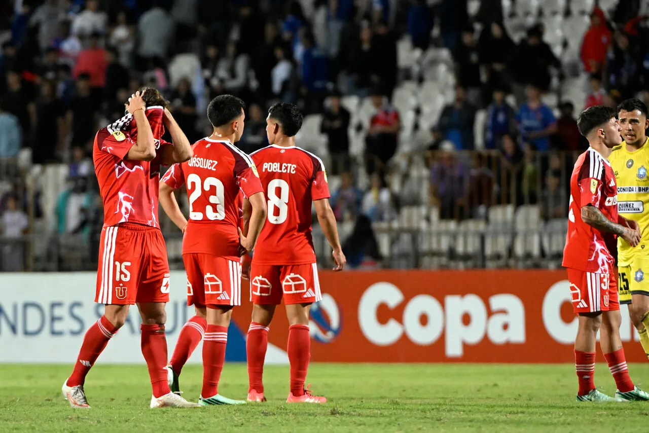 La U necesita dos goles para emparejar la serie ante Antofagasta (Photosport).
