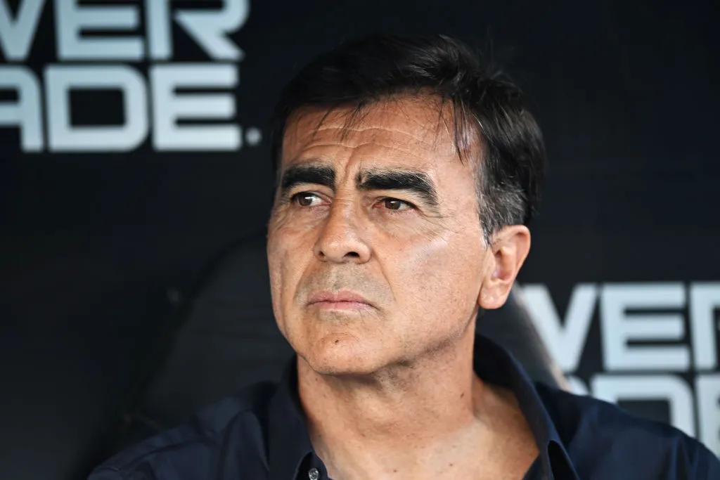 Gustavo Quinteros está libre y su nombre toma fuerza en La Roja. (Foto: Rodrigo Valle/Getty Images)
