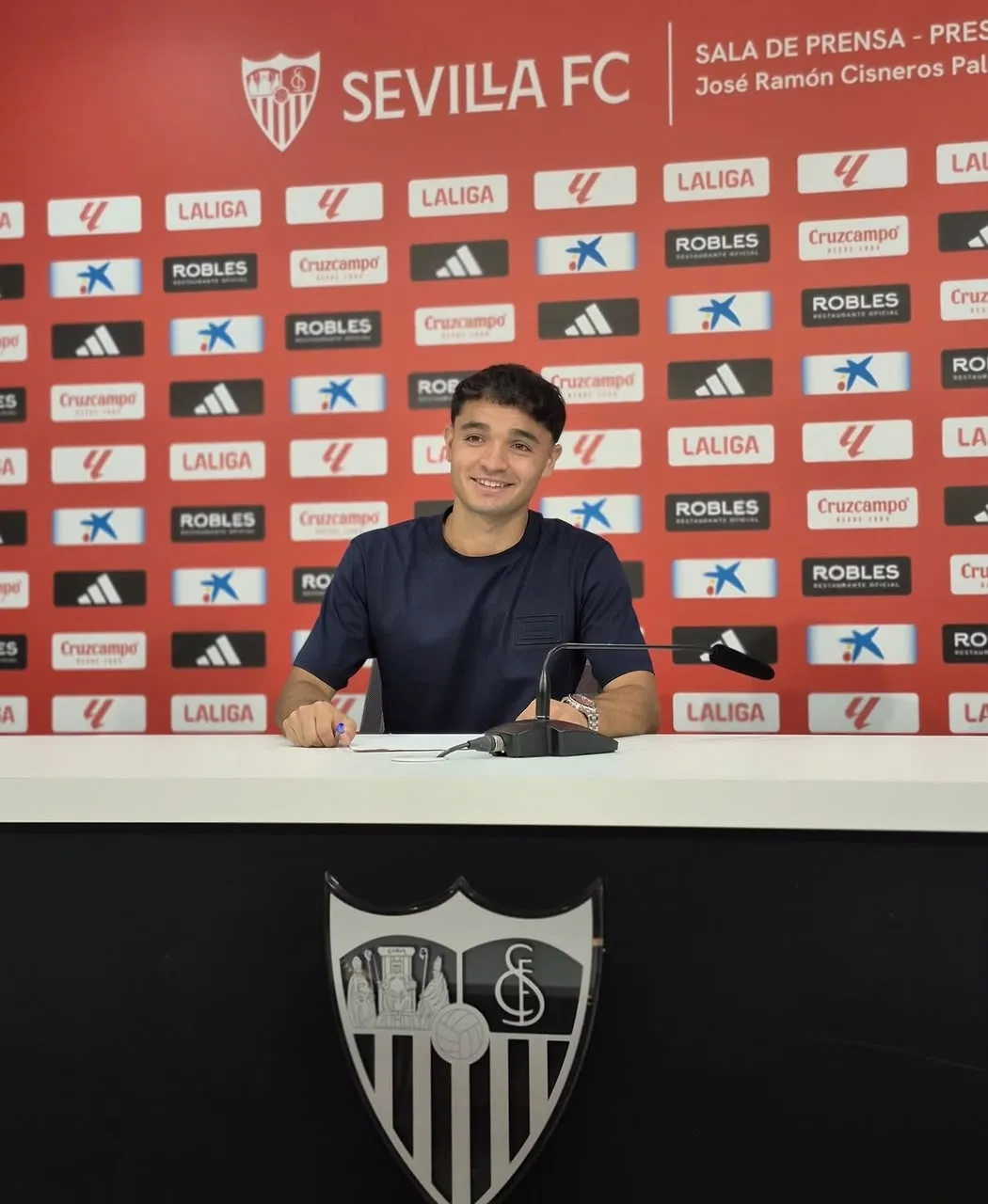 Renato Morales tras firmar contrato con el Sevilla. (Foto: Instagram)