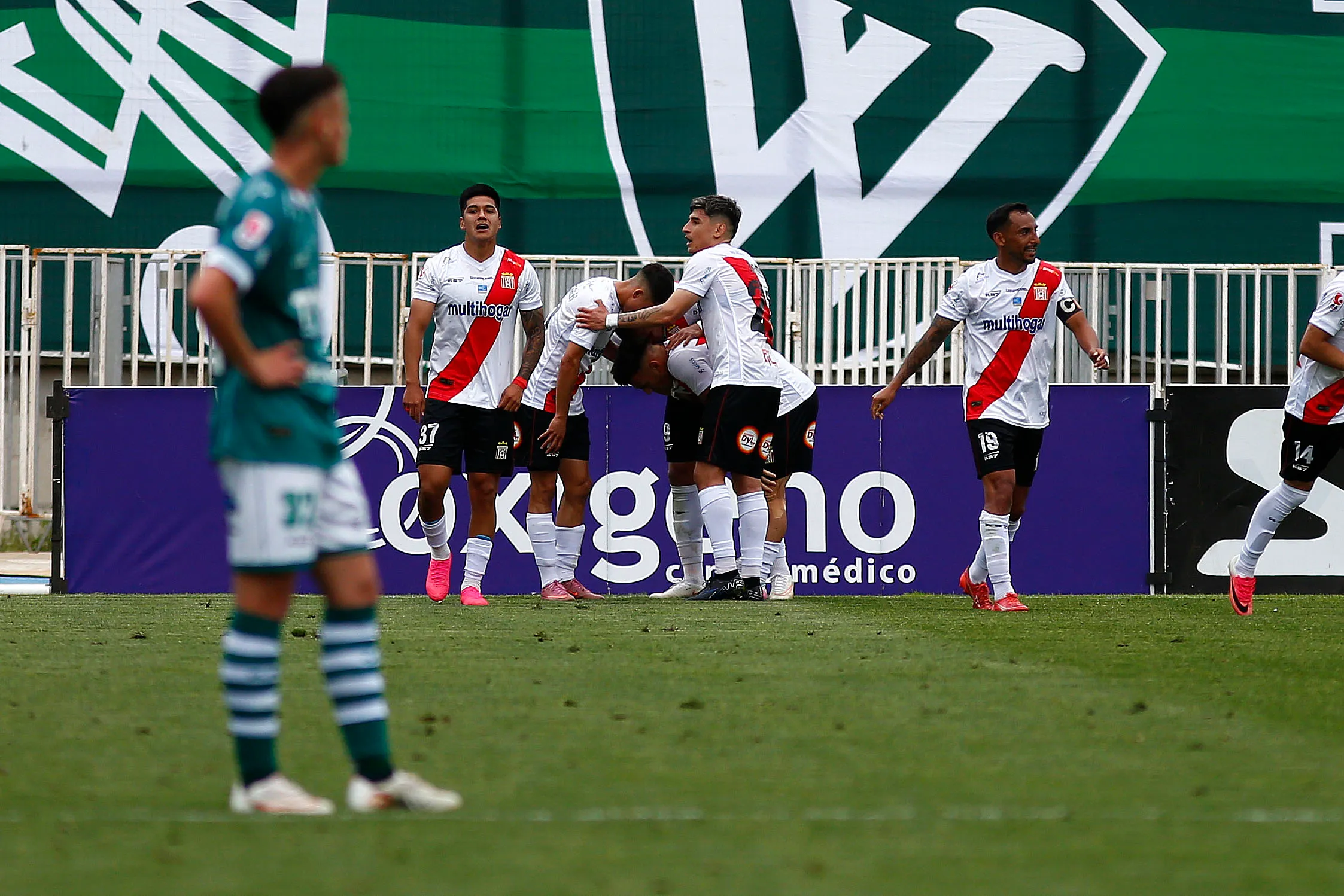 Curicó Unido se llevó los tres puntos desde Valparaíso. (Foto: Manuel Lema/Photosport)
