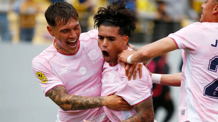 Alan Medina festeja tras el 3-2 del triunfo de Everton sobre D. La Serena.