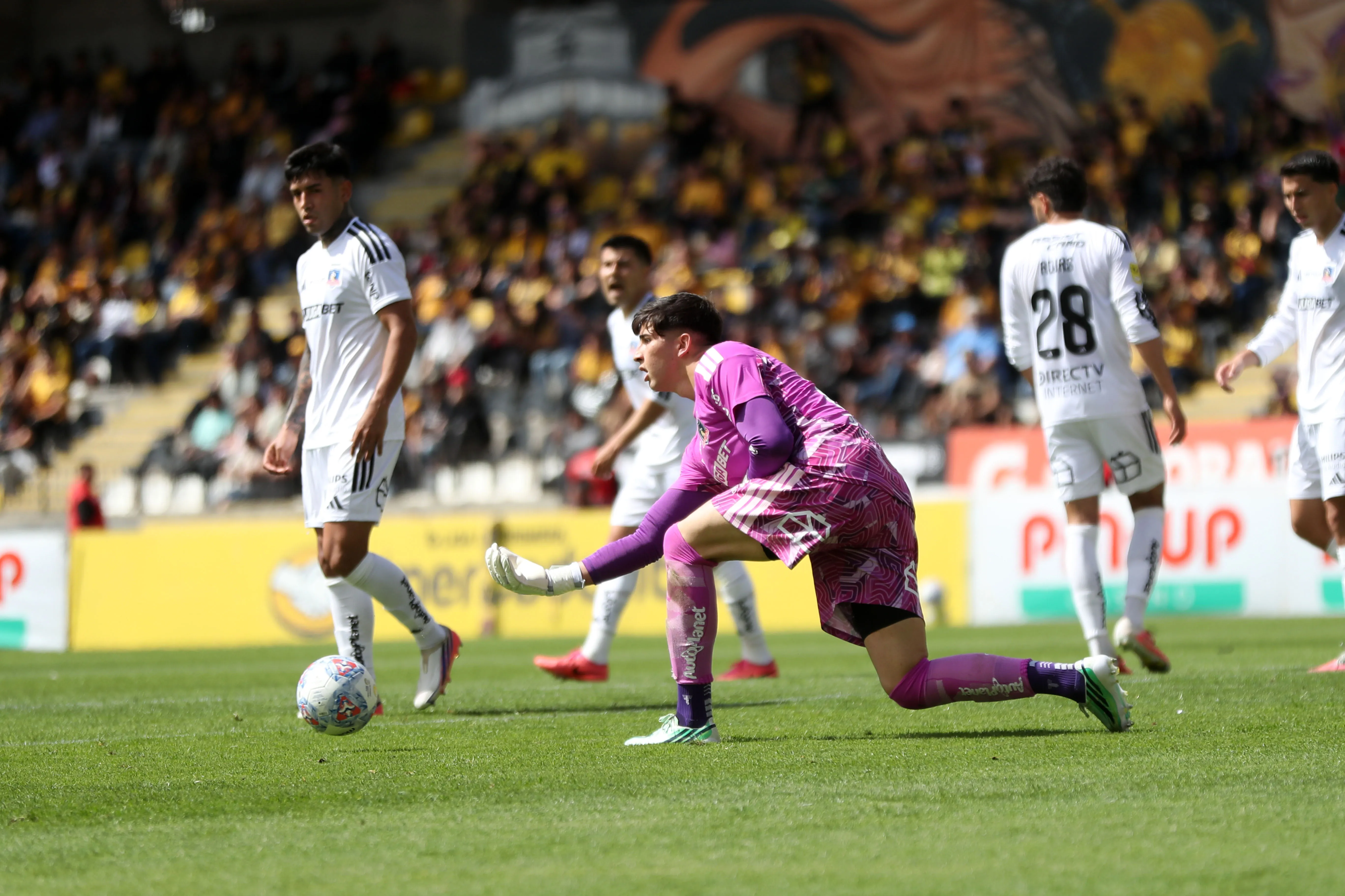 Cristián Arcos le prestó ropa a Gabriel Maureira. (Foto: Hernán Contreras/Photosport)