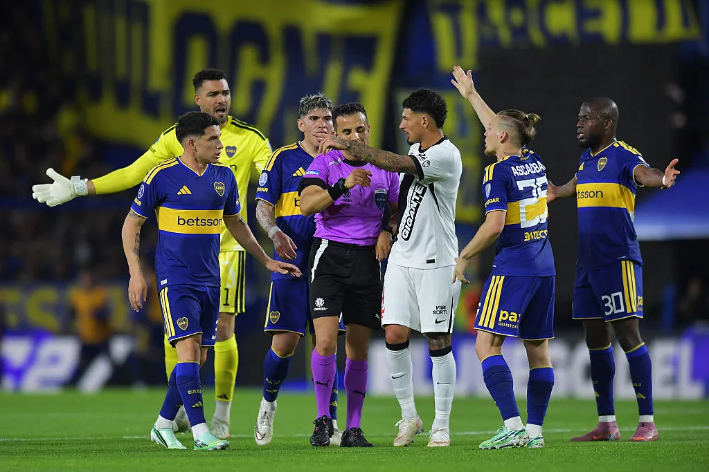 BUENOS AIRES, ARGENTINA – OCTOBER 13: Players of Boca Juniors and Vasco da Gama react to eeferee Piero Maza after sending off Andrés Gómez of Vasco da Gama (not in frame) during the Copa CONMEBOL Sudamericana 2026 semi-final first leg match between Boca Juniors and Vasco Da Gama  at Estadio Alberto J. Armando on October 13, 2026 in Buenos Aires, Argentina. (Photo by Marcelo Endelli/Getty Images)