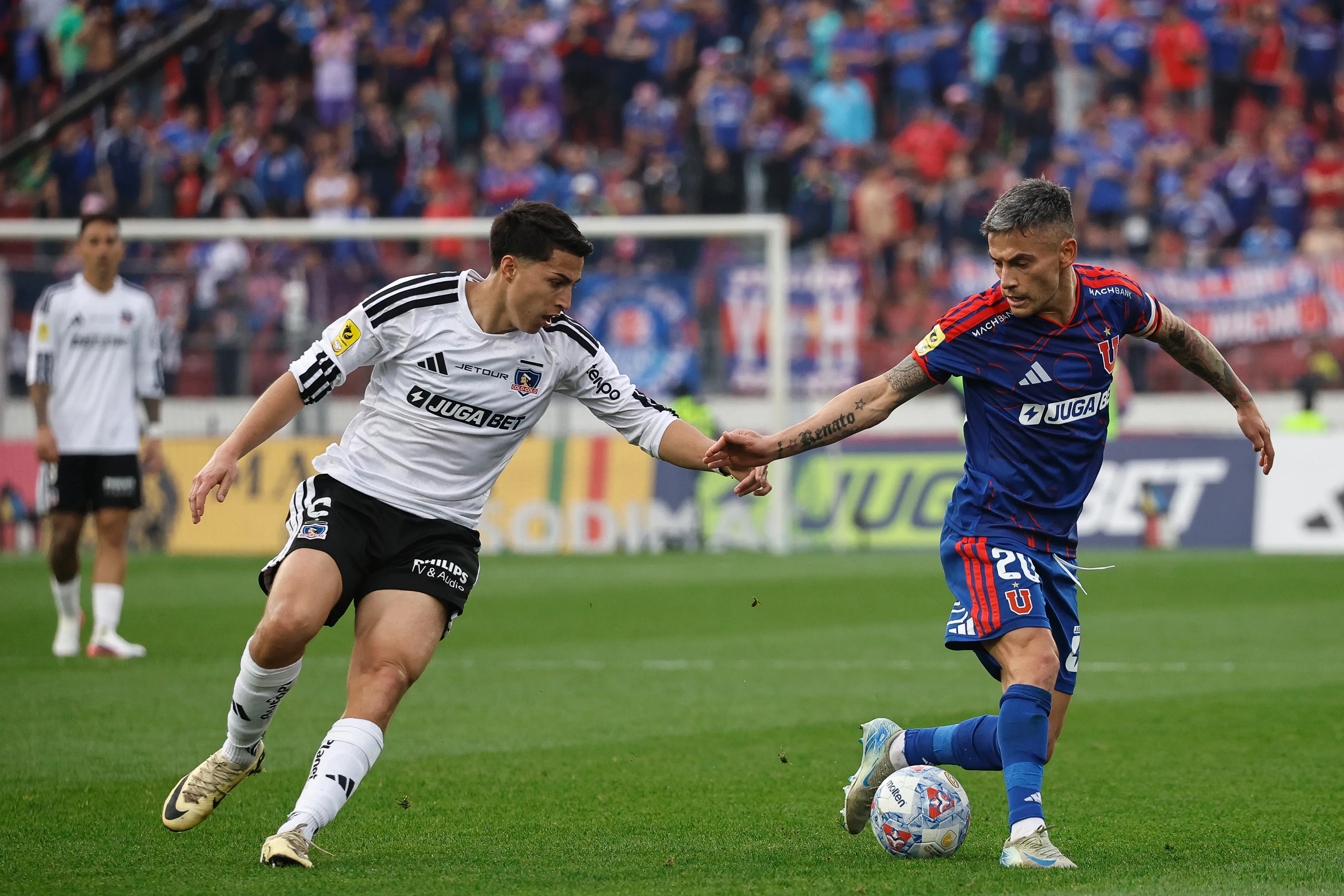 Colo Colo está sobre Universidad de Chile en la tabla de posiciones. (Imagen: Photosport)
