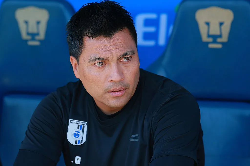 MEXICO CITY, MEXICO – AUGUST 16: Esteban Gonzalez head coach of Queretaro looks on prior to the 4th round match between Pumas UNAM and Queretaro as part of the Torneo Apertura 2026 Liga MX at Estadio Olimpico Universitario on August 16, 2026 in Mexico City, Mexico. (Photo by Manuel Velasquez/Getty Images)