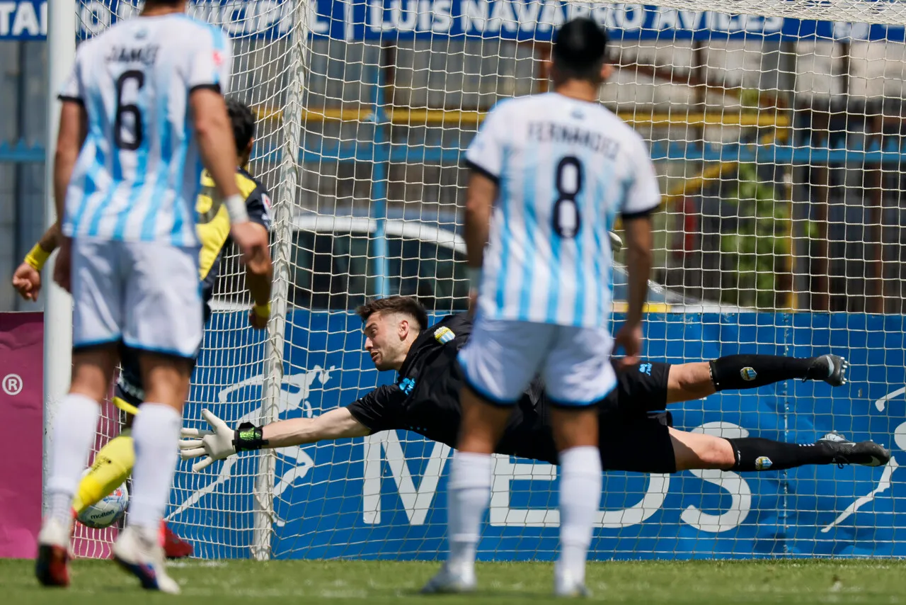 Gonzalo Bustos definió de penal el 1-0 para San Luis ante Magallanes (Photosport).