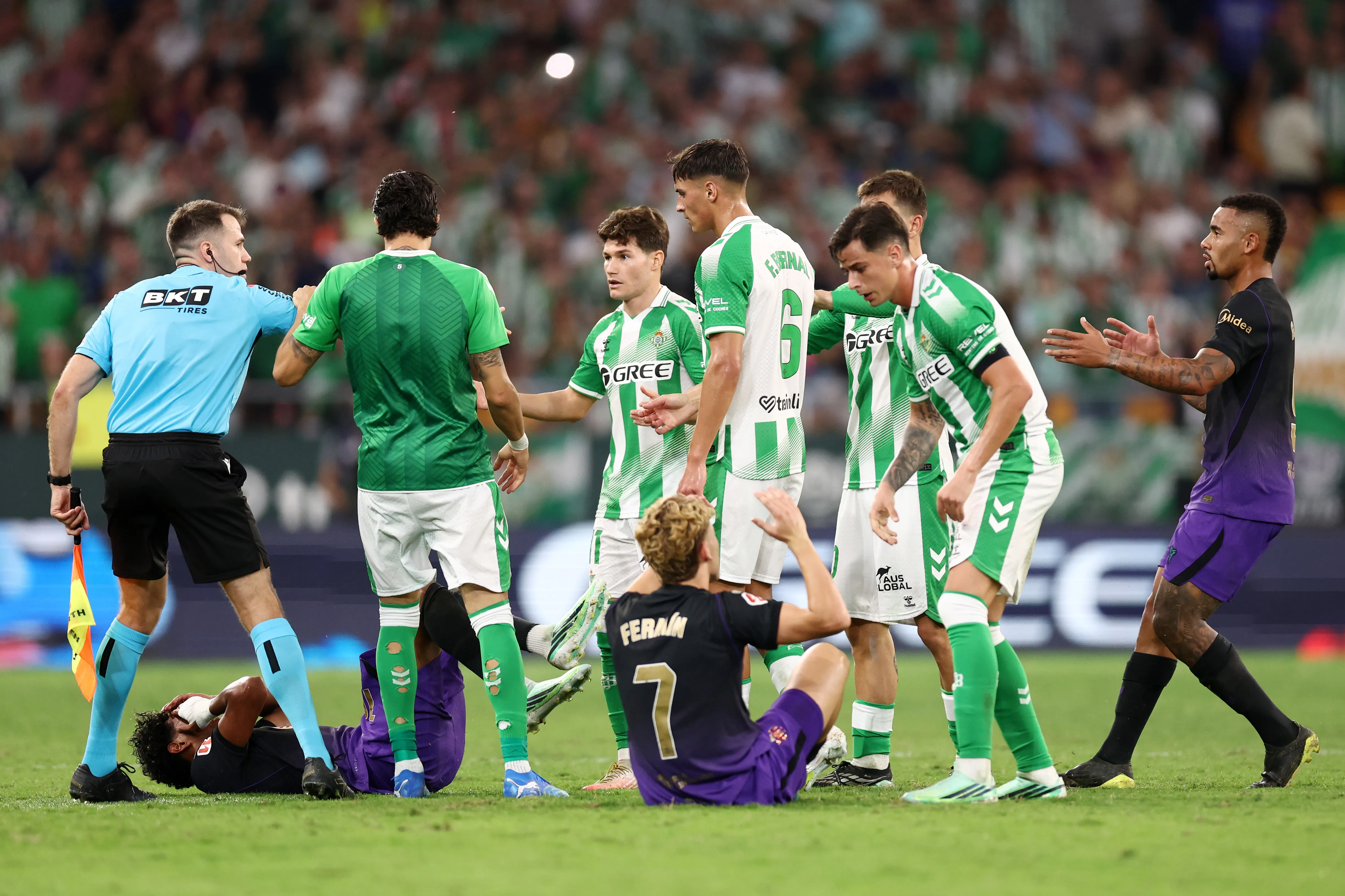 Una polémica total se vivió en el Betis-Barcelona | Foto: Getty Images