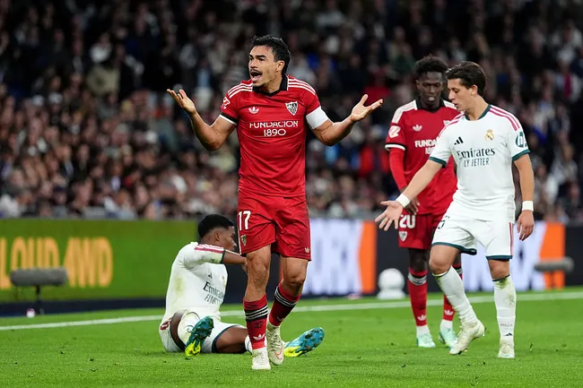 Gabriel Suazo no pudo evitar la caída del Sevilla en el Bernabéu. (Foto: Ángel Martínez/Getty Images)