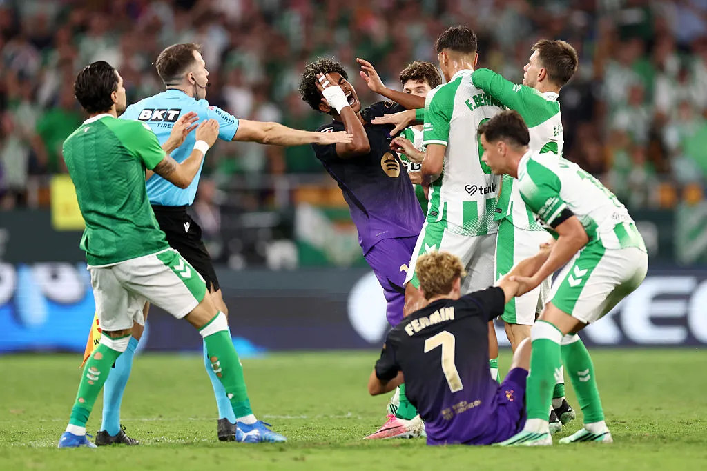 SEVILLE, SPAIN – OCTOBER 17: Facundo Bernal of Real Betis Balompie clashes with Lamine Yamal of FC Barcelona before receiving a red card during the LaLiga EA Sports 2026/27 match between Real Betis Balompie and FC Barcelona at Estadio La Cartuja on October 17, 2026 in Seville, Spain. (Photo by Fran Santiago/Getty Images)