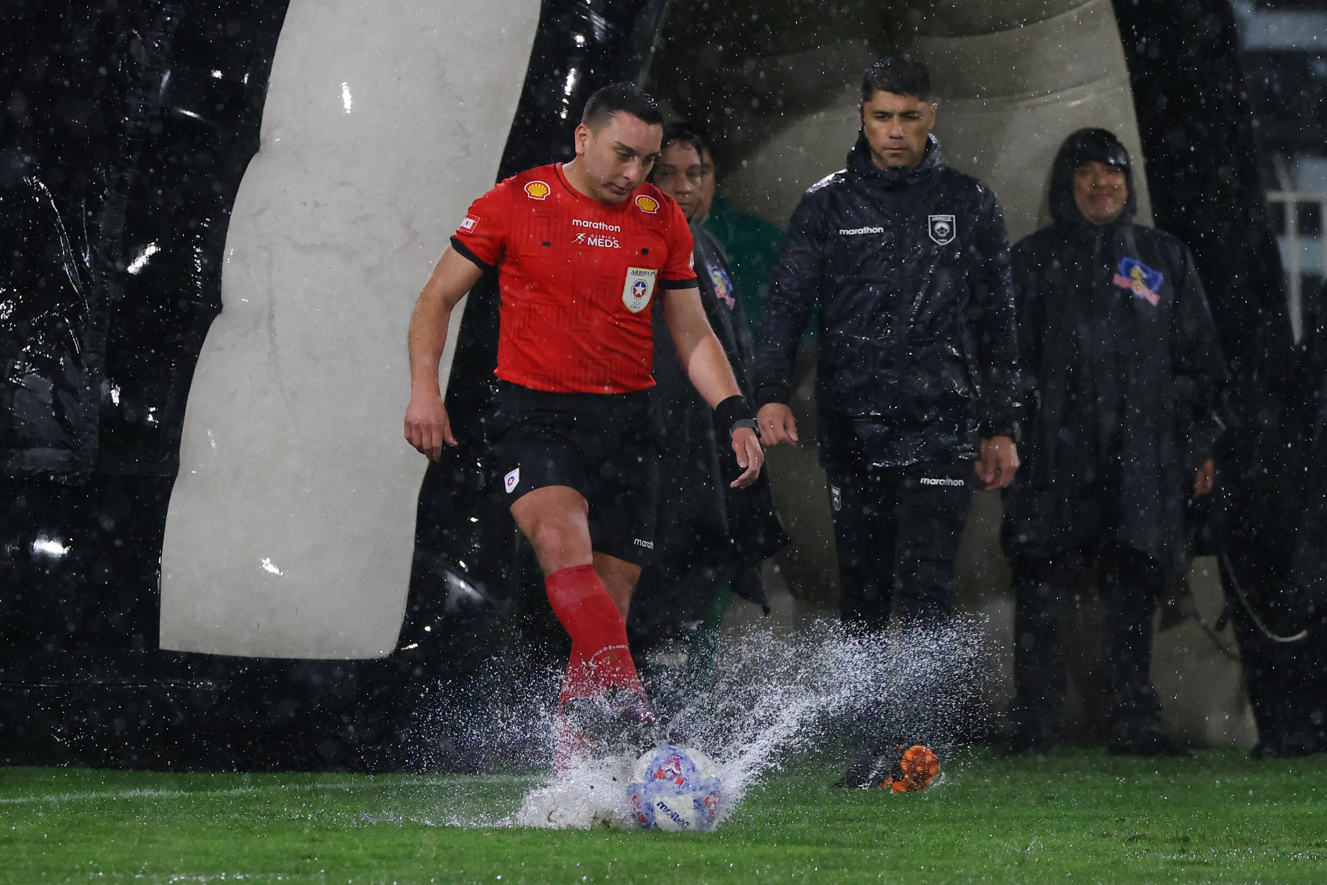 El árbitro Francisco Soriano tuvo que suspender el partido el pasado 6 de octubre. (Foto: Luis Quinteros/Photosport)