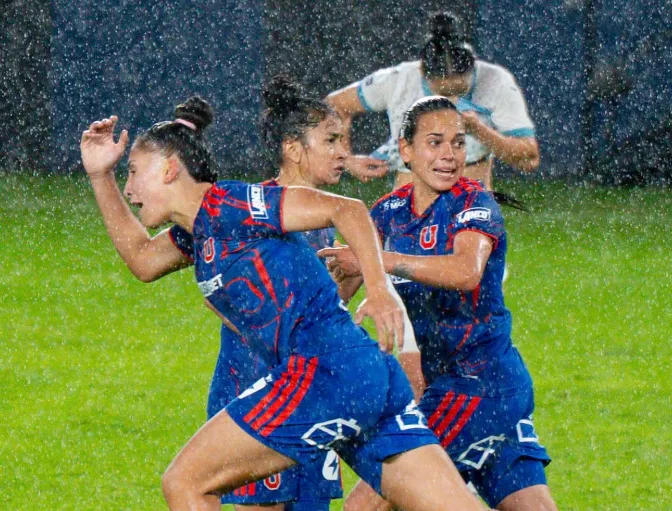 Las Leonas descontaron en el final, pero no alcanzó ante Libertad (Prensa U. de Chile).