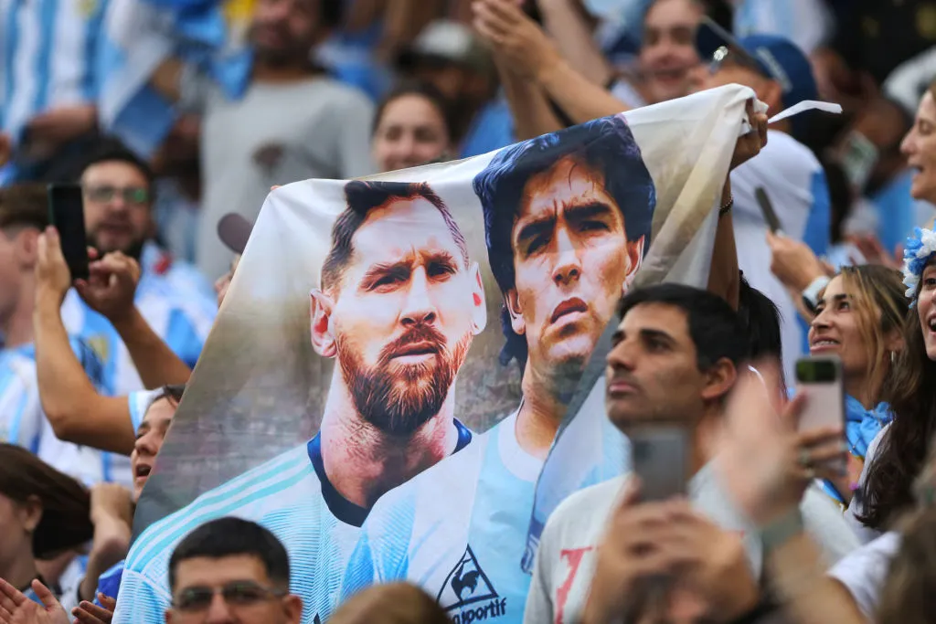 ¿Maradona o Messi? (Photo by Daniel Jayo/Getty Images).