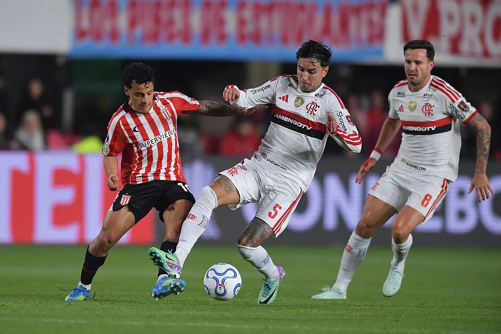 Erick Pulgar fue titular en el empate en Argentina. (Foto: Marcelo Endelli/Getty Images)