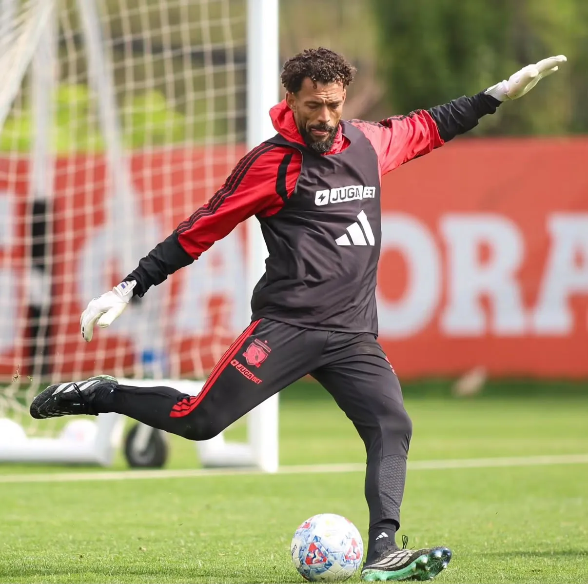Vozinha se perfila para convertirse en el arquero titular de Colo Colo. (Foto: @colocolooficial)