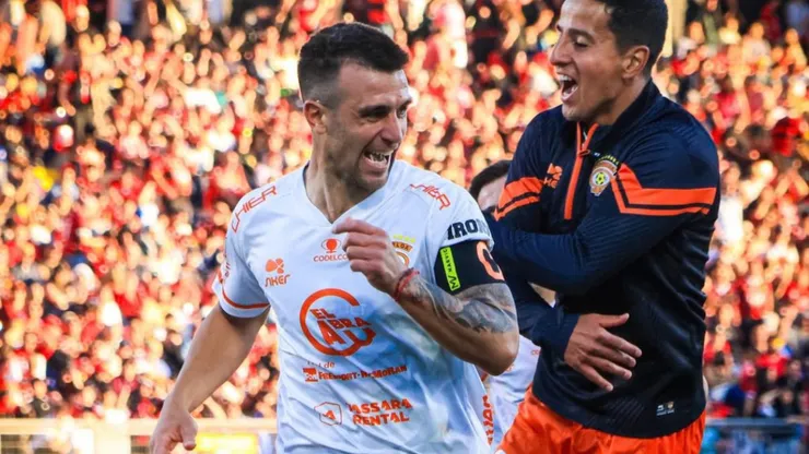 Gustavo Gotti volvió a poner a Cobreloa en la cima de la Primera B. (Foto: @cobreloasadpoficial)