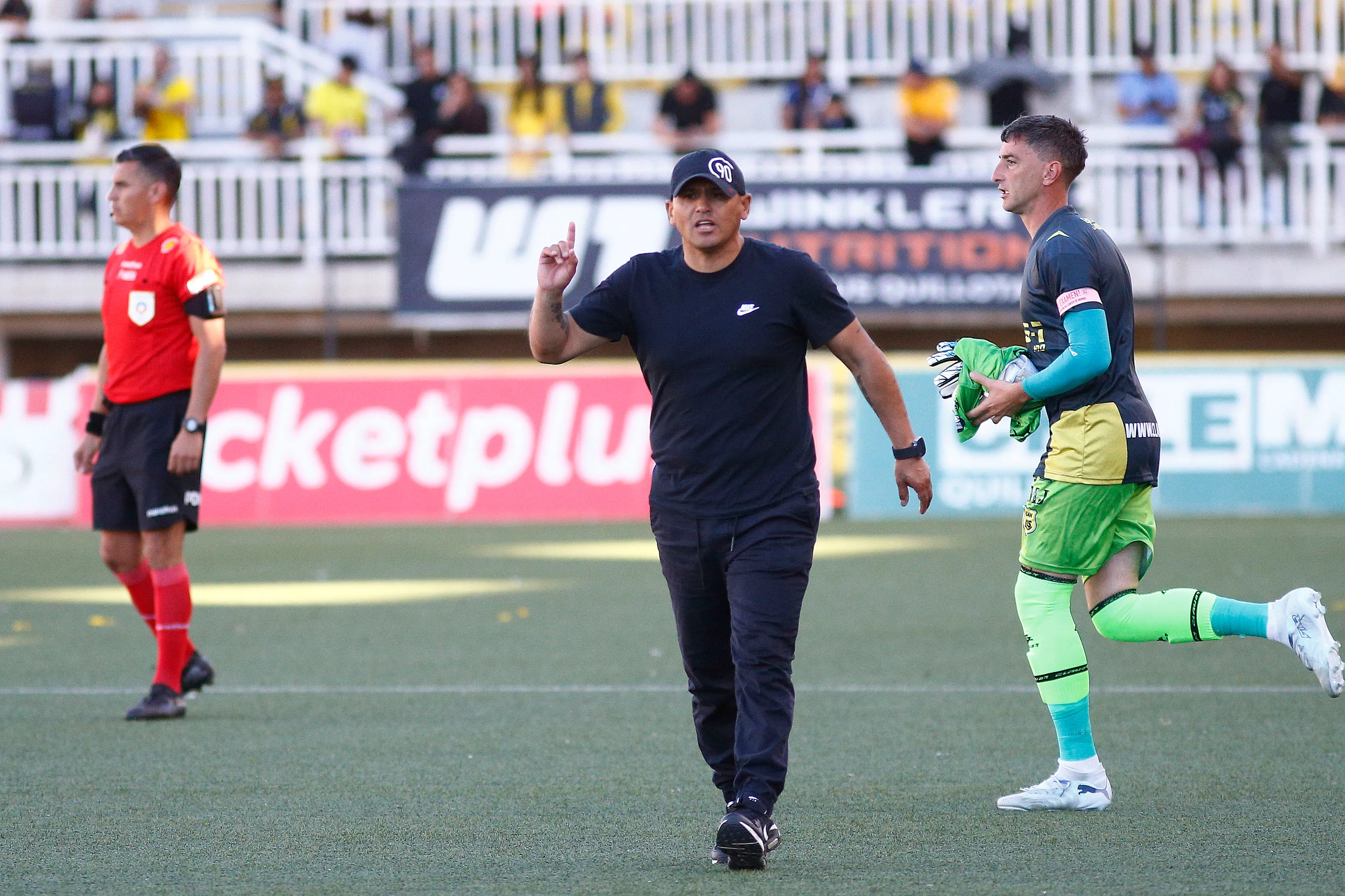 Humberto Suazo hizo sentir su malestar tras el empate de San Luis de Quillota. (Foto: Manuel Lema/Photosport)