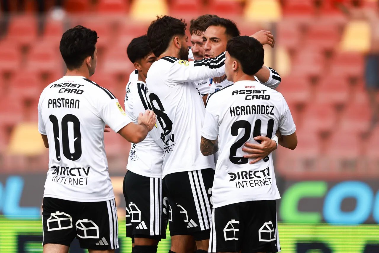 Javier Correa festejando el 1-0 de Colo Colo ante Palestino (Photosport).