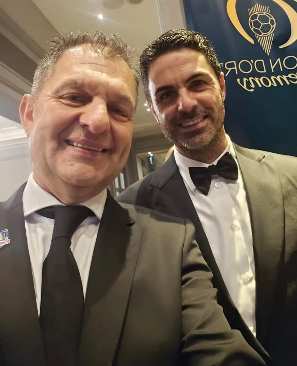 Aníbal Mosa junto a Mikel Arteta. (Foto: @colocolooficial)