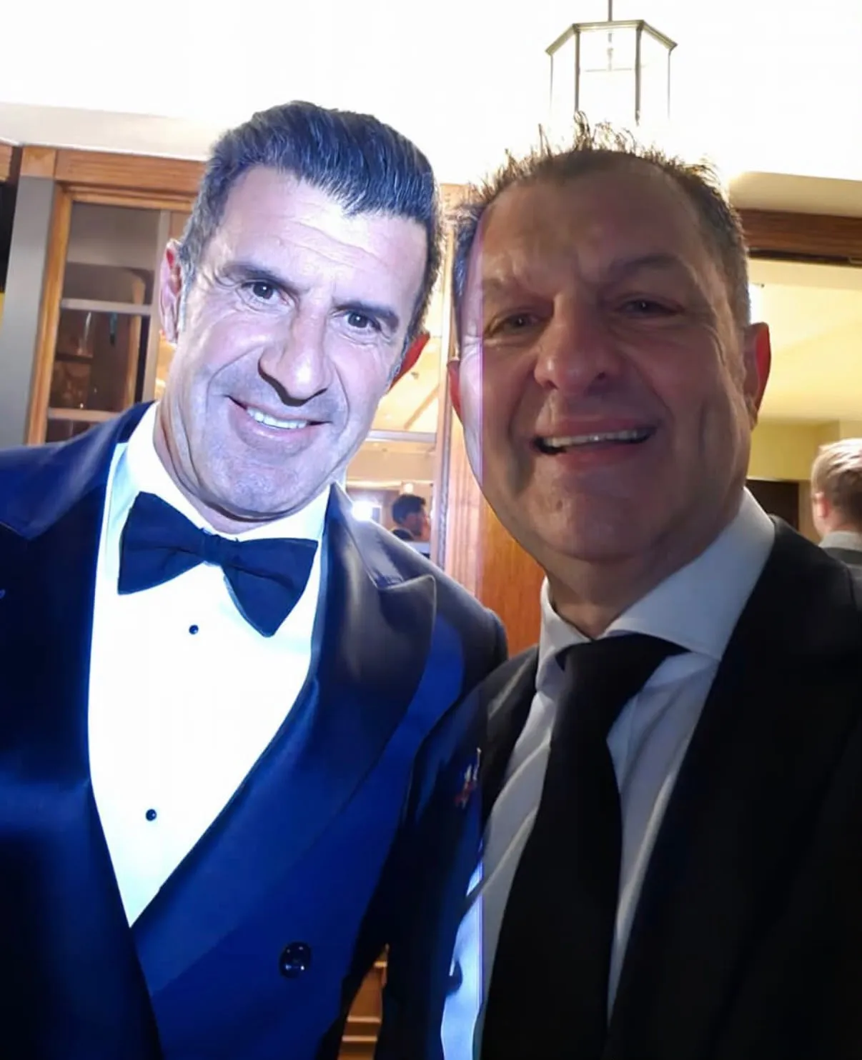 Aníbal Mosa junto a Luis Figo. (Foto: @colocolooficial)