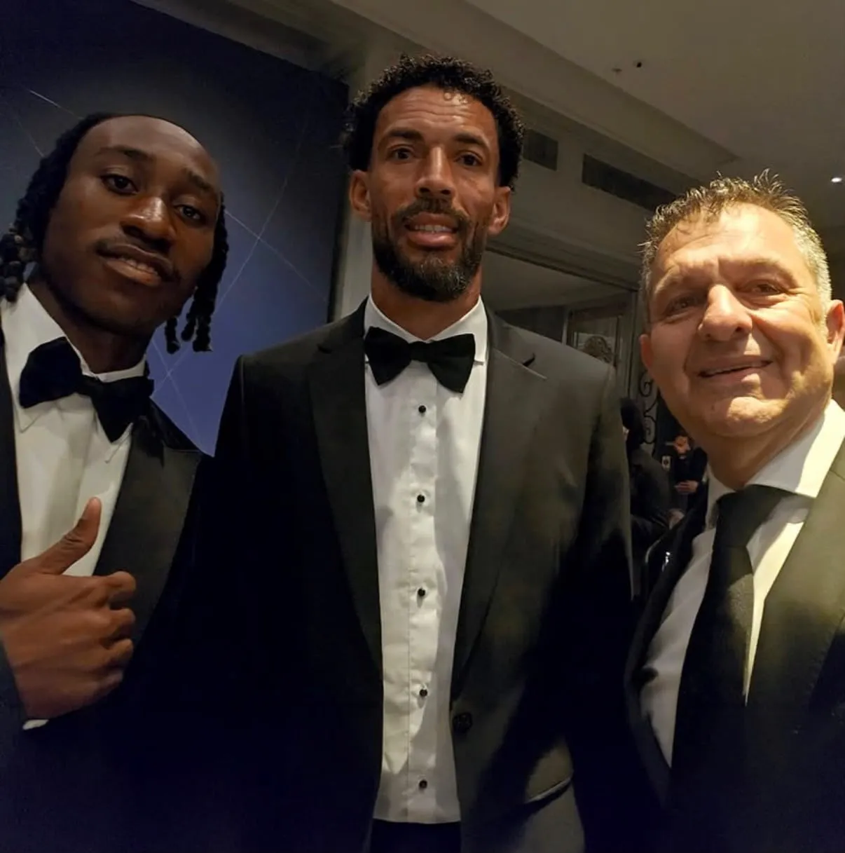 Vozinha y Aníbal Mosa junto a Yan Diomandé. (Foto: @colocoloficial)