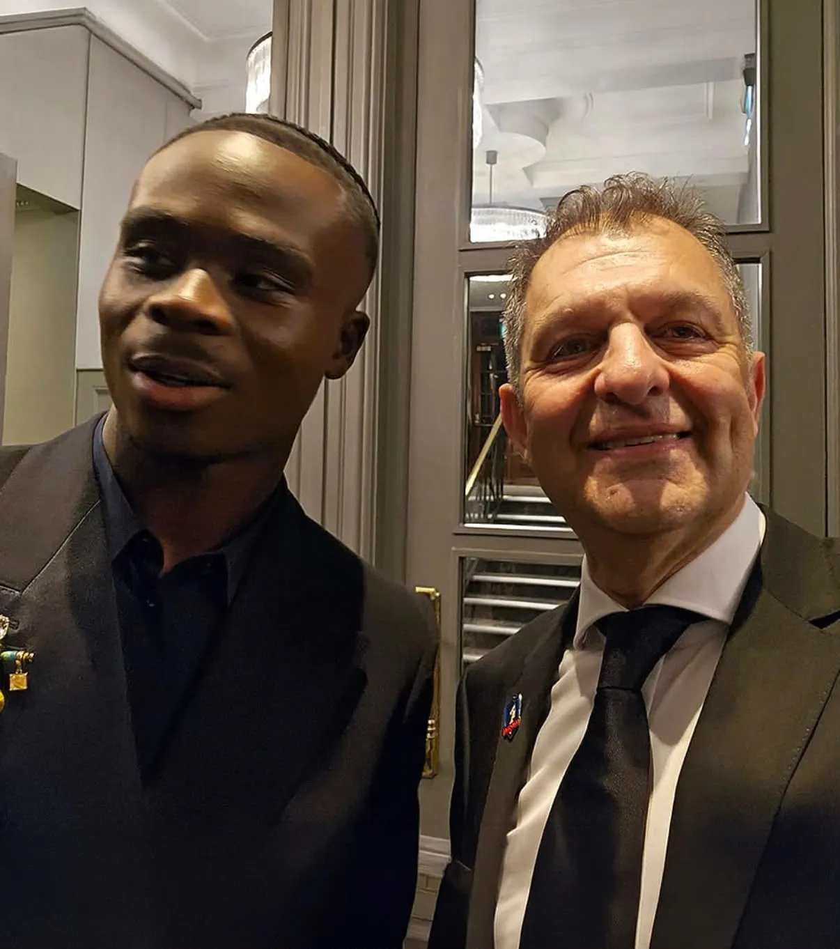 Aníbal Mosa junto a Bukayo Saka. (Foto: @colocoloficial)
