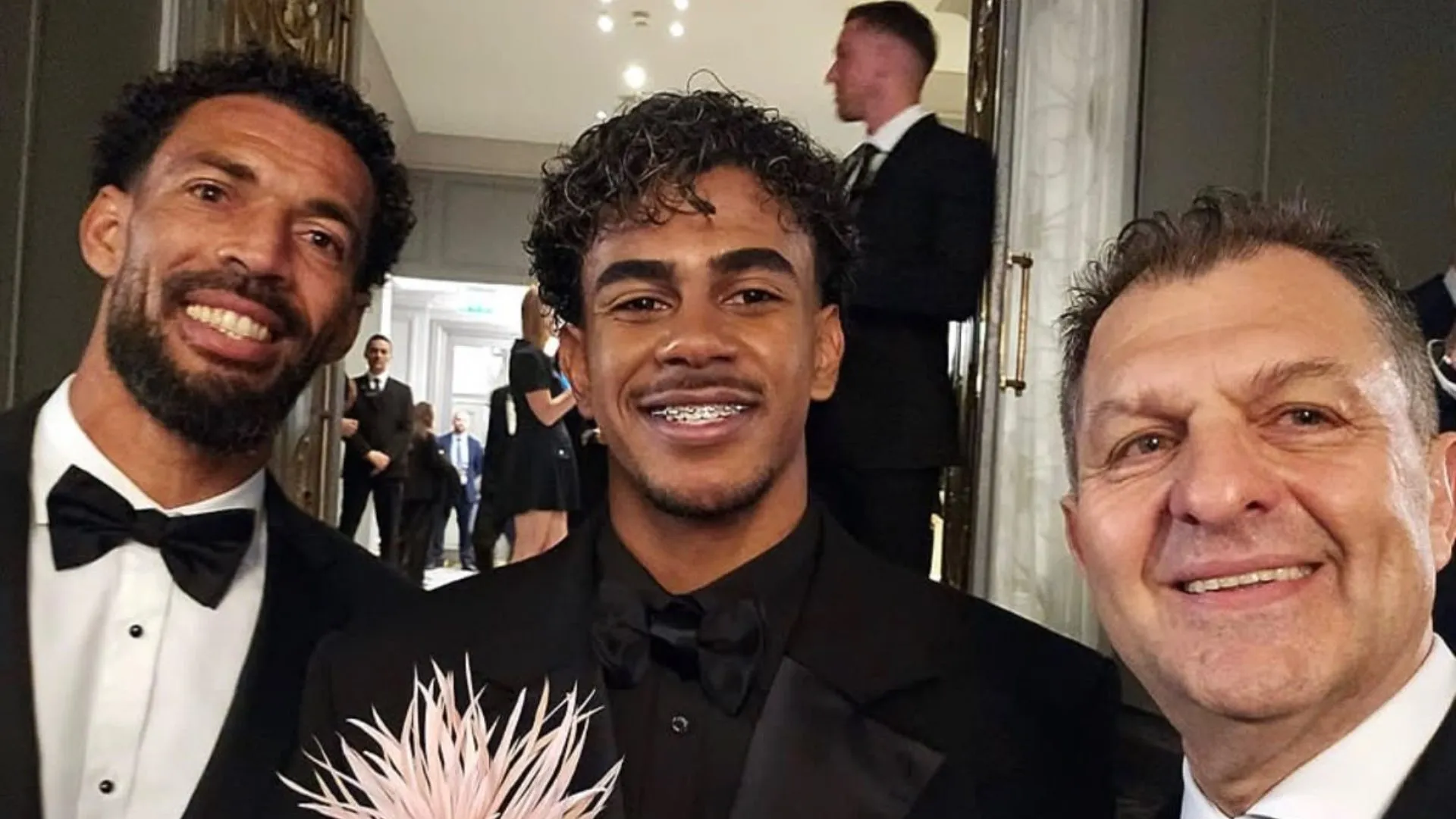 Vozinha y Aníbal Mosa junto a Lamine Yamal en el Balón de Oro. (Foto: @colocolooficial)