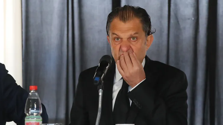 Aníbal Mosa golpeó la mesa en Colo Colo.