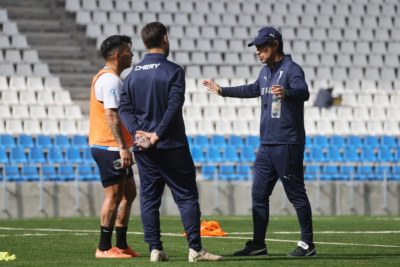 Garnero y Medel desatan el conflicto en la UC | Foto: Photosport