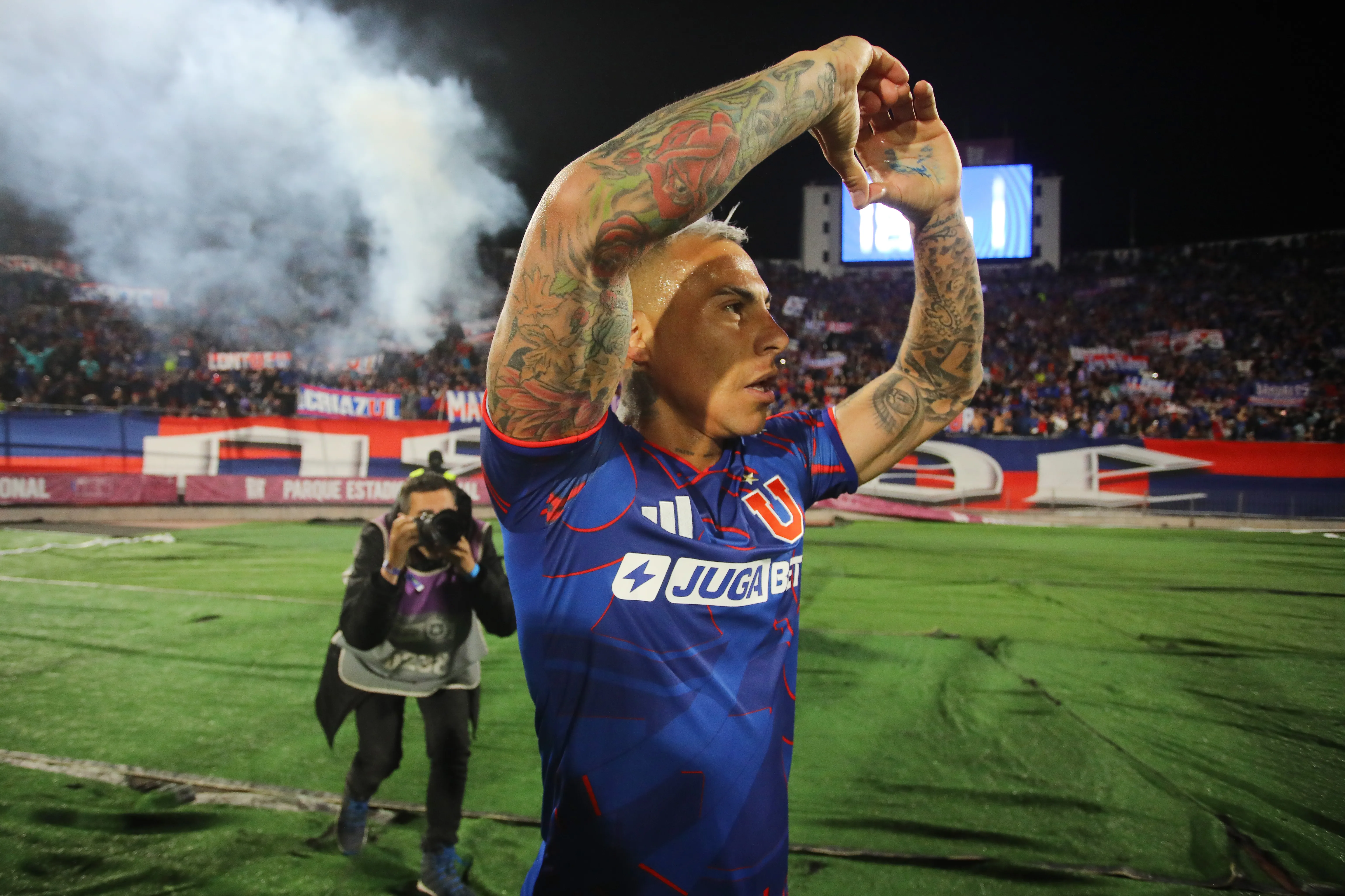 Eduardo Vargas renovó su contrato con Universidad de Chile. (Imagen: Photosport)