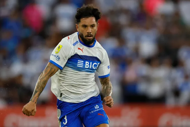 Eugenio Mena fue cuestionado en Universidad Católica. (Imagen: Photosport)