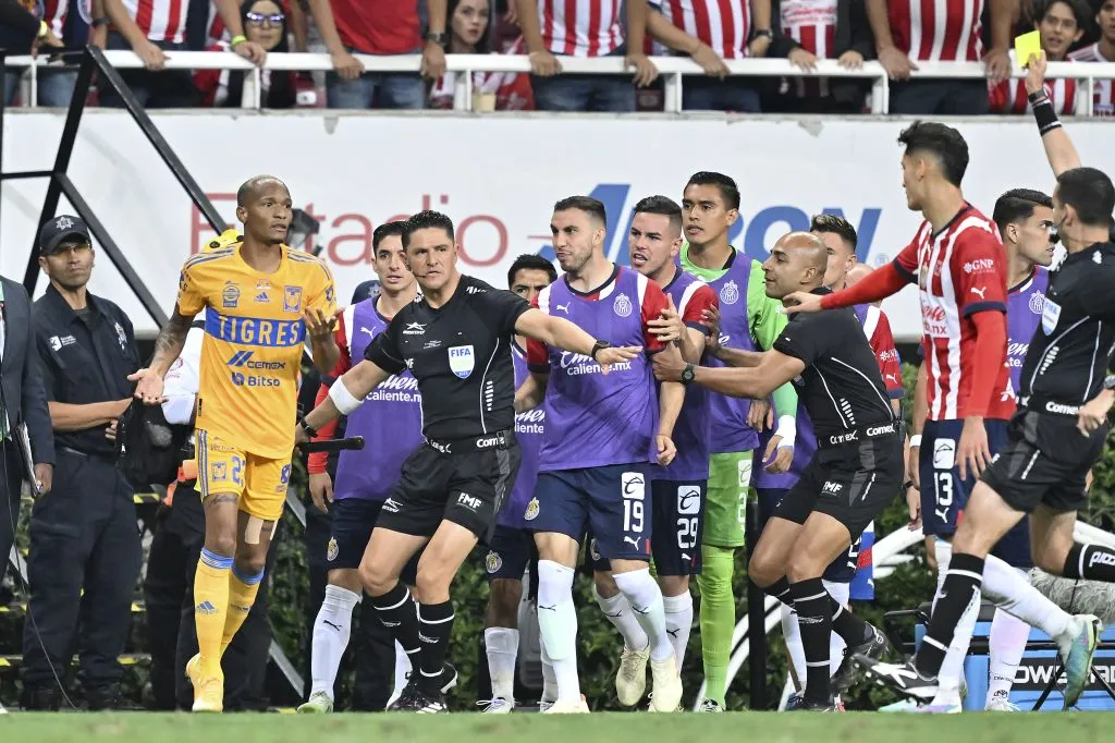 Luis Quiñones, envuelto en polémicas durante todo el partido (Imago 7)