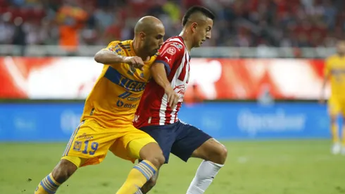 ZAPOPAN, MEXICO - SEPTEMBER 13: Roberto Alvarado of Chivas fights for the ball with Guido Pizarro of Tigres during the 9th round match between Chivas and Tigres UANL as part of the Torneo Apertura 2022 Liga MX at Akron Stadium on September 13, 2022 in Zapopan, Mexico. (Photo by Refugio Ruiz/Getty Images)