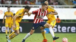 ZAPOPAN, MEXICO - SEPTEMBER 13: Santiago Ormeño of Chivas fights for the ball with Igor Lichnovsky and Guido Pizarro of Tigres during the 9th round match between Chivas and Tigres UANL as part of the Torneo Apertura 2022 Liga MX at Akron Stadium on September 13, 2022 in Zapopan, Mexico. (Photo by Refugio Ruiz/Getty Images)