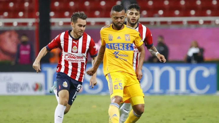 ZAPOPAN, MEXICO - SEPTEMBER 13: Jesús Angulo of Chivas fights for the ball with Rafael De Souza of Tigres during the 9th round match between Chivas and Tigres UANL as part of the Torneo Apertura 2022 Liga MX at Akron Stadium on September 13, 2022 in Zapopan, Mexico. (Photo by Refugio Ruiz/Getty Images)
