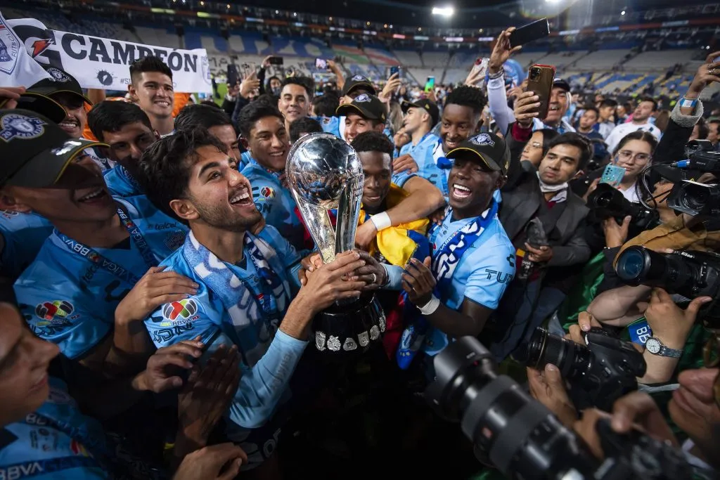 Mauricio Isaís levantó el título de liga con Pachuca en el Apertura 2022 (Imago)
