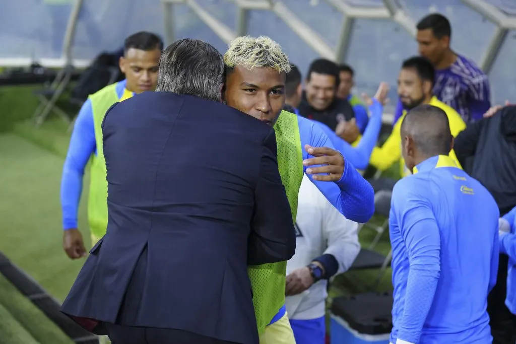 Piojo Herrera abrazando a Roger Martínez en reciente Tijuana vs. América (Imago 7)