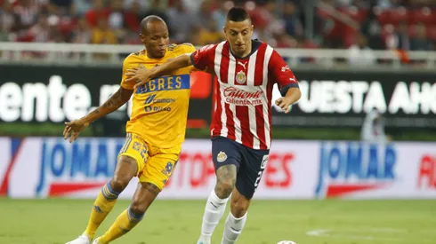 ZAPOPAN, MEXICO – SEPTEMBER 13: Roberto Alvarado of Chivas fights for the ball with Luis Quiñones of Tigres during the 9th round match between Chivas and Tigres UANL as part of the Torneo Apertura 2022 Liga MX at Akron Stadium on September 13, 2022 in Zapopan, Mexico. (Photo by Refugio Ruiz/Getty Images)