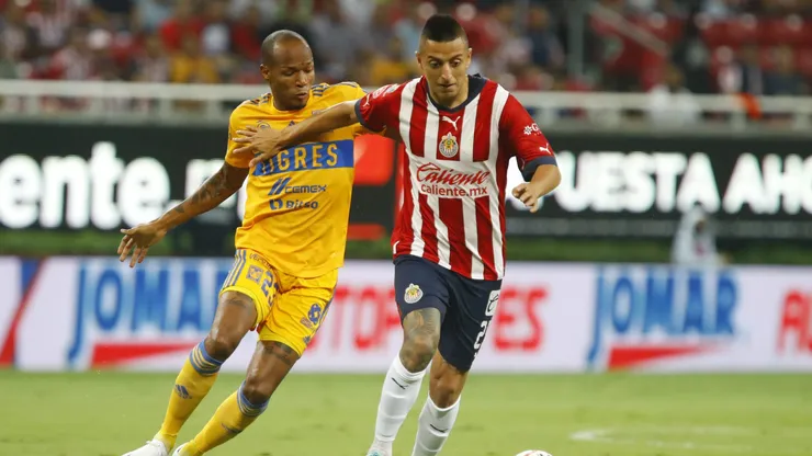 ZAPOPAN, MEXICO - SEPTEMBER 13: Roberto Alvarado of Chivas fights for the ball with Luis Quiñones of Tigres during the 9th round match between Chivas and Tigres UANL as part of the Torneo Apertura 2022 Liga MX at Akron Stadium on September 13, 2022 in Zapopan, Mexico. (Photo by Refugio Ruiz/Getty Images)