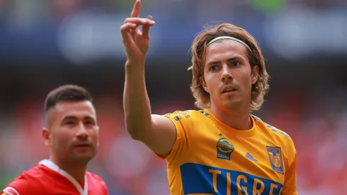 TOLUCA, MEXICO - MAY 14: Sebastian Cordova of Tigres shows a coin that the fans of Toluca threw at him during the quarterfinals second leg match between Toluca and Atletico San Luis as part of the Torneo Clausura 2023 Liga MX at Nemesio Diez Stadium on May 14, 2023 in Toluca, Mexico. (Photo by Hector Vivas/Getty Images)