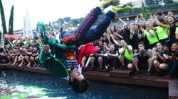 Sergio Pérez se arrojó a una piscina que muy pocos pueden ser dichosos de hacer en el GP de Mónaco.
