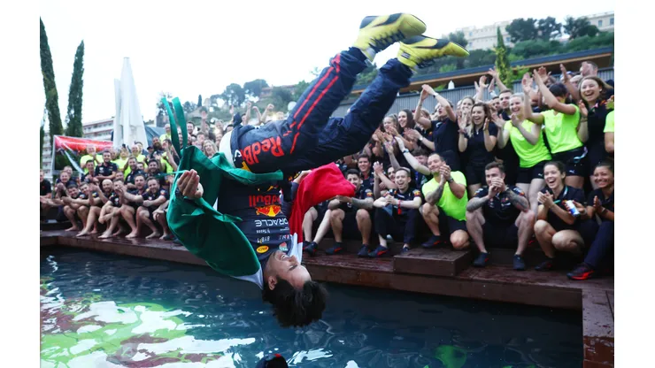 Sergio Pérez se arrojó a una piscina que muy pocos pueden ser dichosos de hacer en el GP de Mónaco.