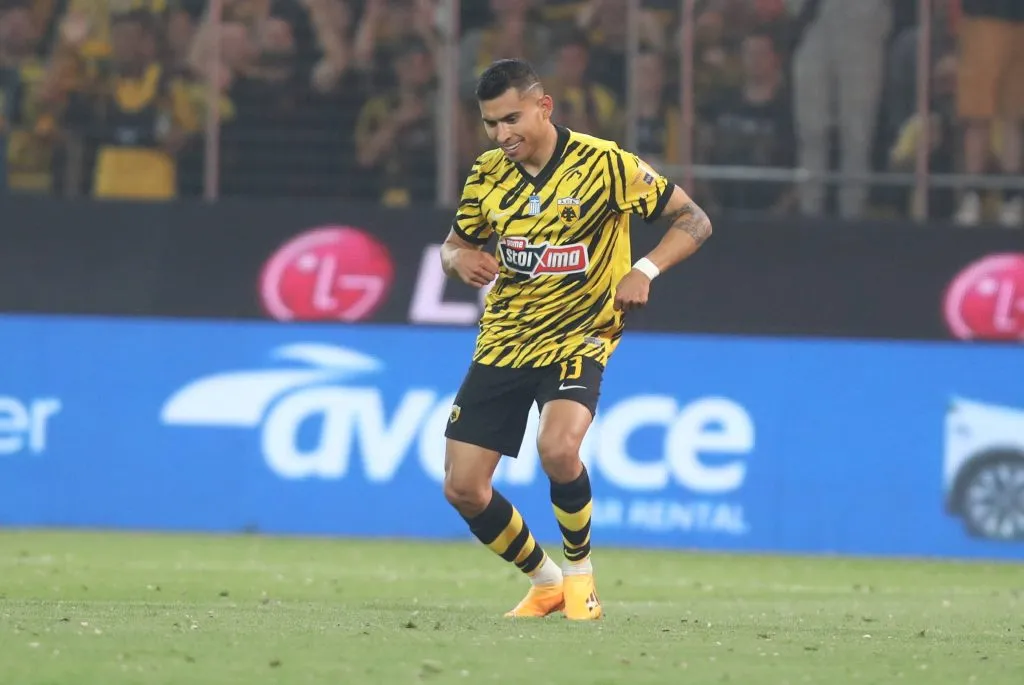 El mexicano sumó a sus vitrinas su segundo título en su paso por el futbol europeo (Imago)