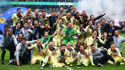 MEXICO CITY, MEXICO - DECEMBER 16: Players of America celebrate with the Championship Trophy after the final second leg match between Cruz Azul and America as part of the Torneo Apertura 2018 Liga MX at Azteca Stadium on December 16, 2018 in Mexico City, Mexico. (Photo by Hector Vivas/Getty Images)
