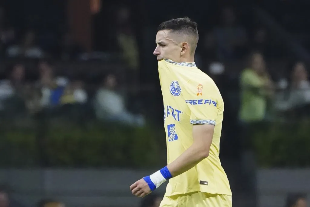 Fidalgo echó por tierra su gran año con una absurda expulsión (Imago7)