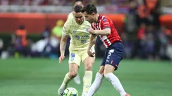 ZAPOPAN, MEXICO - MARCH 18: Alan Mozo of Chivas fights for the ball with Jonathan Rodríguez of America during the 12th round match between Chivas and America as part of the Torneo Clausura 2023 Liga MX at Akron Stadium on March 18, 2023 in Zapopan, Mexico. (Photo by Refugio Ruiz/Getty Images)
