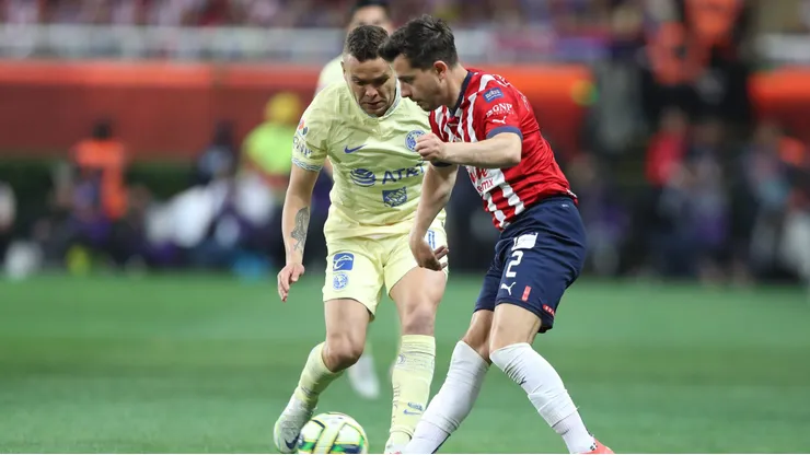 ZAPOPAN, MEXICO - MARCH 18: Alan Mozo of Chivas fights for the ball with Jonathan Rodríguez of America during the 12th round match between Chivas and America as part of the Torneo Clausura 2023 Liga MX at Akron Stadium on March 18, 2023 in Zapopan, Mexico. (Photo by Refugio Ruiz/Getty Images)