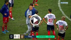 El gesto de Nahuel Guzmán con los jugadores de Monterrey.