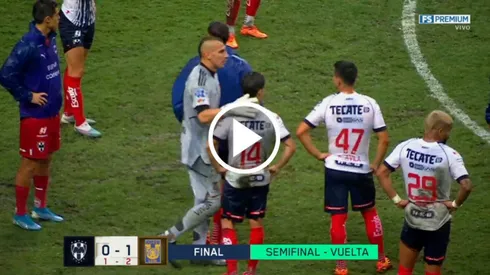 El gesto de Nahuel Guzmán con los jugadores de Monterrey.